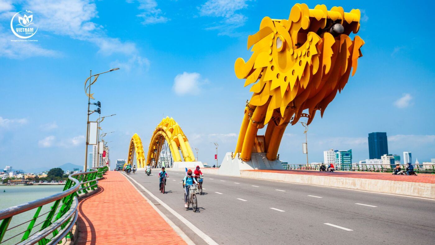 Dragon Bridge in Da Nang breathing fire, a popular weekend spectacle for tourists. Dragon Bridge in Da Nang breathing fire, a popular weekend spectacle for tourists.
