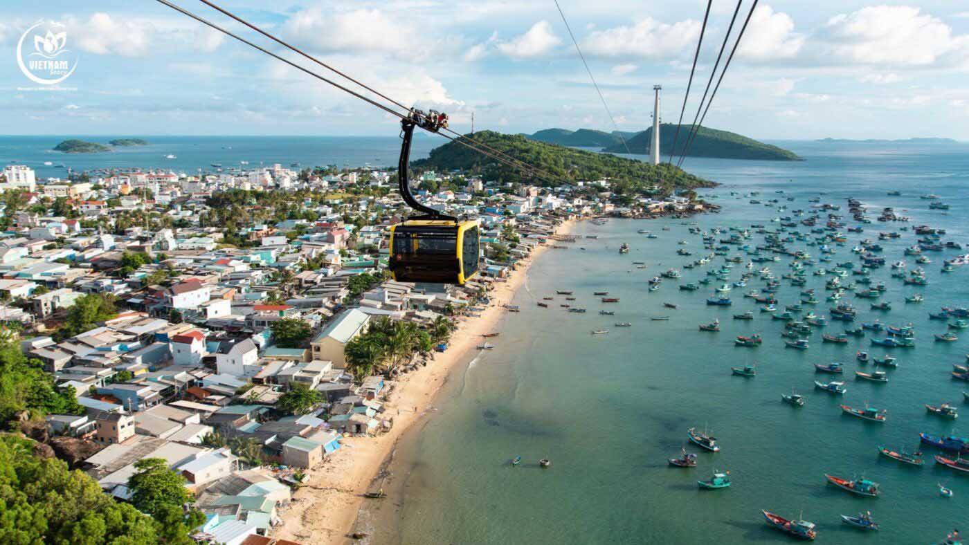 Hon Thom cable car cabins crossing open sea between An Thoi and Sun World park. Hon Thom cable car cabins crossing open sea between An Thoi and Sun World park.