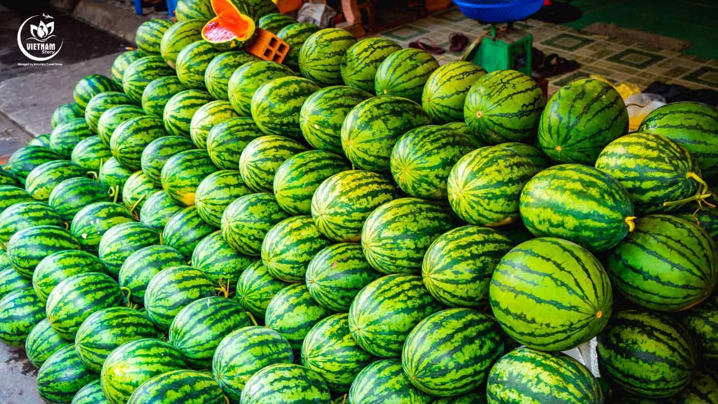 Unlocking the Charm of MEKONG DELTA: A Guide for Indian Travelers 6 The Mekong Delta is famous for its diverse tropical fruits.