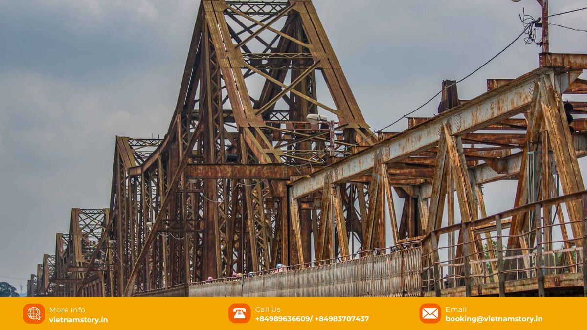 Long Bien Bridge Hanoi: A Must-See Historical Icon on Your Vietnam Tour from India 3 Taking the bus is a cost-effective public transport option to reach Long Bien Bridge in Hanoi