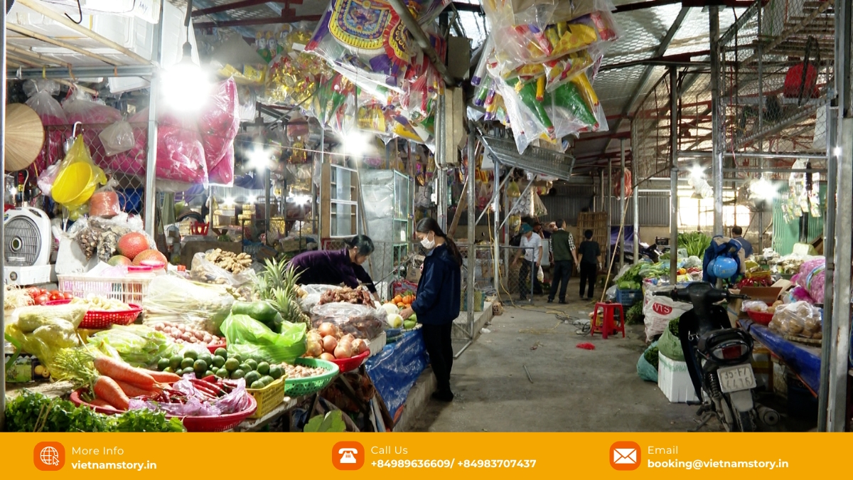 The main Ninh Binh market provides necessities for daily lives and offers local specialties like Com Chay. The main Ninh Binh market provides necessities for daily lives and offers local specialties like Com Chay.